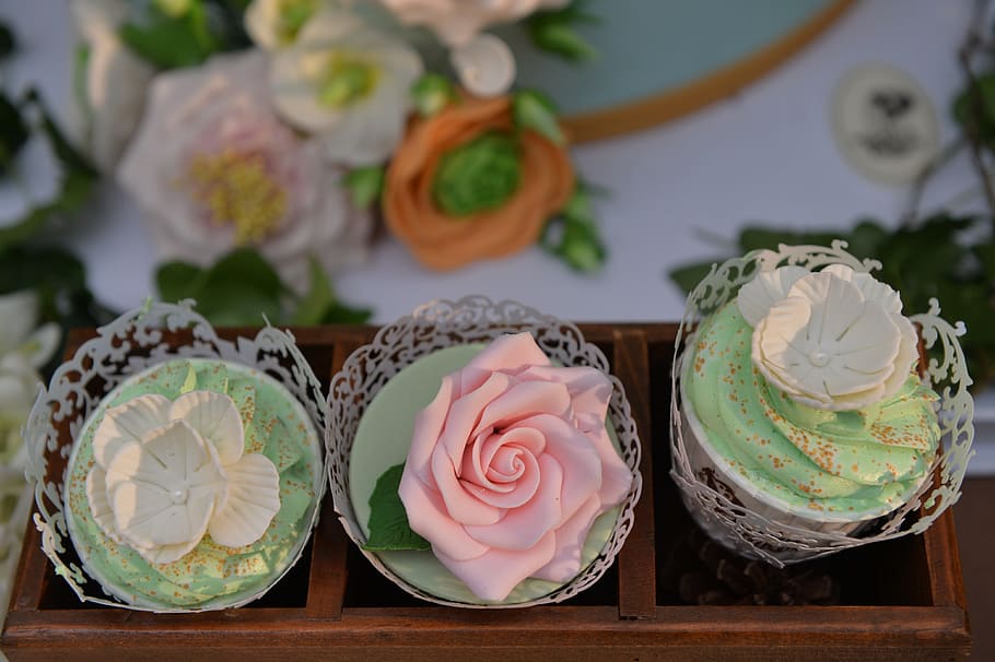 cupcake, pastís, dim sum, cap gent, menjar i beguda, a l'interior, menjar dolç, temptació, primer pla, frescor, postres, indulgència, dolç, menjar, natura morta, planta amb flors, flor, taula, planta, menjar poc saludable, rosa, vista d’angle alt, centrar-se en primer pla, motiu floral, cap de flor, 4K