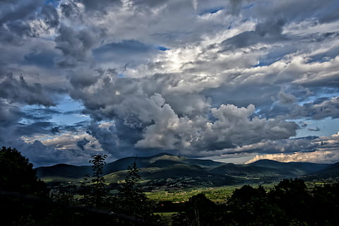 núvols blancs, bonic, núvols, cloudscape, núvols de cúmuls, fosc, alba, la llum del dia, dramàtica, vespre, boira, turó, paisatge, llum, muntanya, tèrbol, naturalesa, a l'aire lliure, pluja, escènic, silueta, cel, tempesta, estiu, posta de sol, viatjar, arbres, temps, fusta, núvol - cel, escenics - natura, bellesa a la natura, arbre, escena tranquil·la, cap gent, planta, tranquil·litat, medi ambient, escena no urbana, dia, Serra, creixement, idíl·lic, ominós, 5K, CC0, domini públic, lliure de regalies