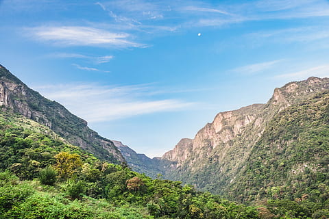 muntanya, vista, illa, paisatge, naturalesa, viatjar, cel, turisme, a l'aire lliure, estiu, aventura, pic, rock, senderisme, vacances, blau, superior, bosc, posta de sol, turó, parc, escènic, vall, turista, panorama, núvol, estil de vida, dom, alt, escena, llum solar, al matí, herba, sortida del sol, sol, escenics - natura, bellesa a la natura, escena tranquil·la, tranquil·litat, escena no urbana, planta, Serra, idíl·lic, medi ambient, cap gent, dia, arbre, remot, terra, núvol - cel, formació, 5K, CC0, domini públic, lliure de regalies