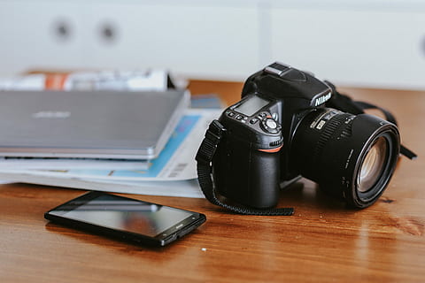 teléfono inteligente, revistas, tazas, café, mesa, ordenador portátil, tazas de café, cuaderno, teléfono móvil, camara - equipo fotografico, tecnología, equipo, escritorio, lente - instrumento óptico, material de madera, temas de fotografia, nadie, tecnología inalámbrica, adentro, equipo fotográfico, naturaleza muerta, mueble, cámara, computadora, cámara digital, centrarse en primer plano, oficina, de color negro, de cerca, 5K, CC0, dominio público, libre de derechos
