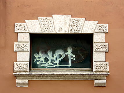 venster, oud, oud raam, facade, historisch, verweerde, hout, glas, Uitmaken, gebouw, houten ramen, oude stad, raamkozijn, grafitti, geen mensen, binnenshuis, muur - bouwfunctie, creativiteit, kunst en ambacht, verf, architectuur, detailopname, gekleurde achtergrond, doos, fotolijst, rechthoek, humor, houder, doos - container, studio opname, hout - materiaal, emotie, verbouwing, 4K, CC0, publiek domein, royaltyvrij
