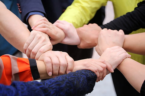 grup, oameni, deținere, alte încheieturi, se țin de mâini, unitate, cooperare, încredere, mână, a pastra, lucru in echipa, împreună, umană, partea corpului uman, resolidarizare, conexiune, oameni adevărați, grup de oameni, stiluri de viață, bărbați, parte a corpului, lipirea, zi, să se concentreze asupra primelor elemente, femei, persoană nerecunoscută, prietenie, adult, deget, 5K, CC0, domeniu public, fără drepturi de autor