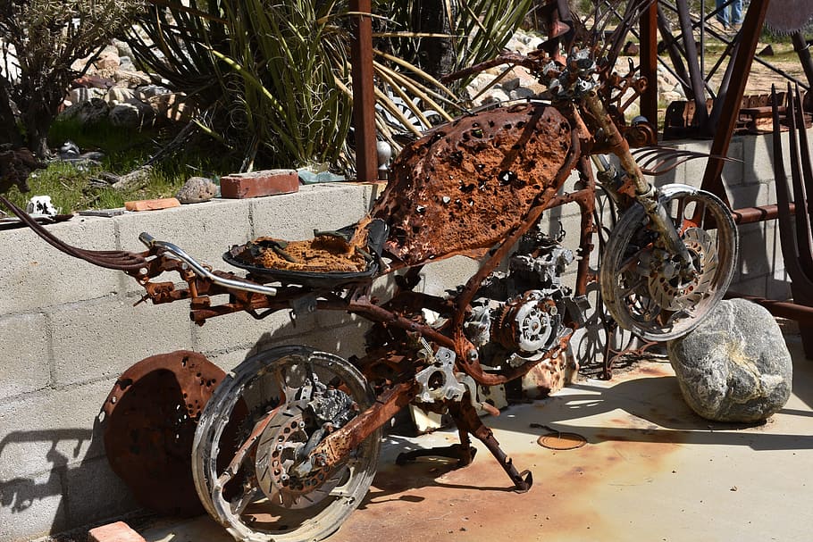 Rost, alt, Motorrad, verrostet, Metall, Textur, verwittert, zerfallen, Sonnenlicht, Tag, Natur, keine Leute, Transport, Transportmittel, obsolet, rostig, Baum, verlassen, Pflanze, Landfahrzeug, Schatten, draußen, Fahrrad, beschädigt, Land, Fokus auf den Vordergrund, Nahansicht, Verschlechterung, Rad, Schrottplatz, 5K