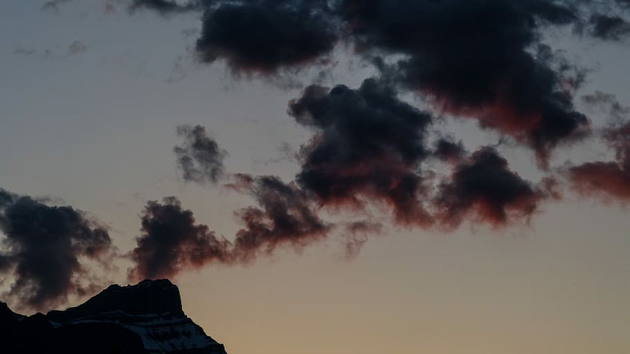 cel fosc i nuvolat, muntanya, fosc, núvols, posta de sol, núvol, cel, canviant d'humor, vespre, vermell, cloudscape, tarda, a l'aire lliure, ennuvolat, ombre, Canadà, alberta, canmore, fora, somni, somiador, esponjós, núvol - cel, bellesa a la natura, naturalesa, escenics - natura, cap gent, tempesta, tranquil·litat, cel dramàtic, arquitectura, vista d’angle baix, silueta, exterior de l'edifici, escena tranquil·la, medi ambient, fum - estructura física, Pol · lució, poder a la natura, 4K