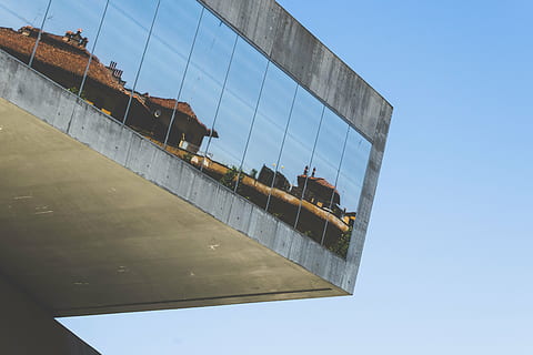 Low-Angle-Foto, Gebäude, Fenster spiegeln, tagsüber, die Architektur, Infrastruktur, Struktur, Einrichtung, Wohnung, Fenster, Eigentumswohnung, Hotel, Reflexion, Glas, Wolken, Himmel, Flachwinkelansicht, klarer Himmel, Blau, draußen, Industrie, Tag, Stadion, Menschen, gebaute Struktur, Gebäudehülle, Natur, keine Leute, Sonnenlicht, modern, sonnig, kopieren sie platz, Glas - Material, 5K, CC0, gemeinfrei, lizenzfrei