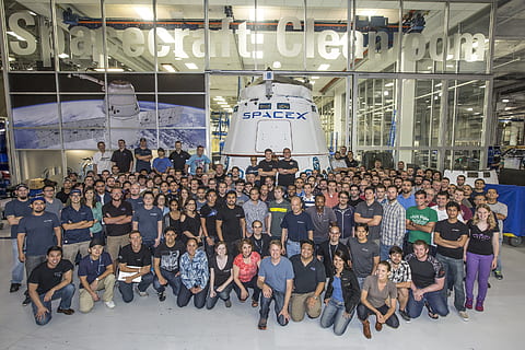 SpaceX, rachetă, echipă, oameni, mulţimea, grup mare de oameni, oameni adevărați, grup de oameni, bărbați, arhitectură, femei, uniformă, îmbrăcăminte, stiluri de viață, vedere în unghi mare, adult, construită, comunicare, în aer liber, permanent, exteriorul clădirii, stradă, text, guvern, aşteptare, 2K, CC0, domeniu public, fără drepturi de autor