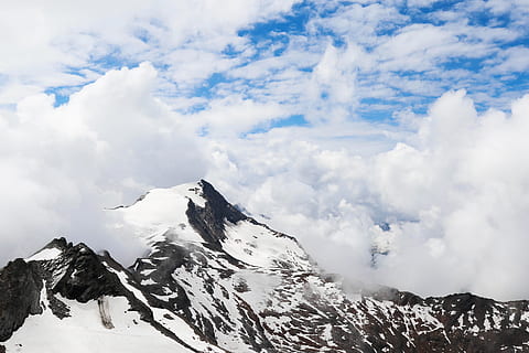 montaña, cubierto, nieve, blanco, nubes, tiempo de día, negro, campo de nieve montaña, finalmente, cresta, nube, cielo, naturaleza, invierno, pico de la montaña, scenics, paisaje, al aire libre, cordillera, azul, nube - cielo, Alpes europeos, hielo, temperatura fría, nadie, paisaje de nubes, belleza en la naturaleza, terreno extremo, paisajes - naturaleza, escena tranquila, tranquilidad, Montaña cubierta de nieve, escena no urbana, ambiente, día, el color blanco, formación, 2K, CC0, dominio público, libre de derechos