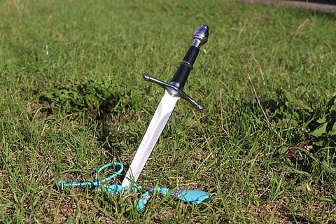Hoja de cuchillo, daga, arma, cuchillo, espada, edades medias, cadena, joyería, turquesa, símbolo, hierba, nadie, al aire libre, día, naturaleza, planta, campo, tierra, color verde, vista de alto ángulo, equipo, centrarse en primer plano, metal, crecimiento, encargarse de, luz del sol, material de madera, Herramienta de trabajo, césped, belleza, 5K, CC0, dominio público, libre de derechos