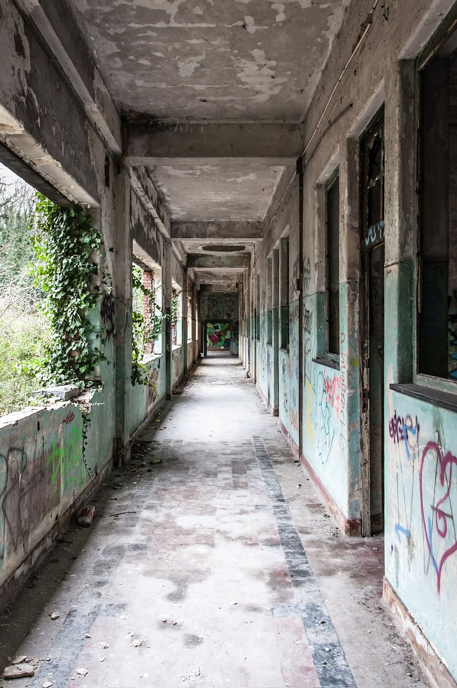 Hintergrund, Gebäude, alt, verlassen, Graffiti, abgelaufen, die Architektur, gebaute Struktur, Gang, drinnen, architektonische Säule, keine Leute, Richtung, der Weg nach vorn, Arkade, leeren, Tag, Abwesenheit, Decke, abnehmende Perspektive, Wandbau - Funktion, Beton, 4K