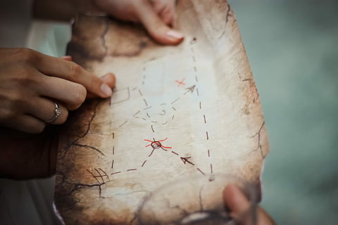 osoba, hospodářství, hnědý, mapa, papír, prsten, ruka, honba za pokladem, zeměpis, cestovat, svatba, makro, show, ruční, objev, lidské ruky, část lidského těla, jedna osoba, detail, uvnitř, tvořivost, umění a řemesla, aktivita, bránice, dovednost, prst, lidský prst, zaměřit se na popředí, skutečných lidí, k nepoznání člověka, řemeslo, 5K, CC0, veřejná doména, bez autorských práv