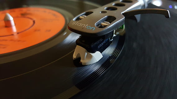 šedá, Černá, stanton točna, hraní, gramofonová deska, disk, vinyl, retro, záznam, gramofonu, stylus, hudba, vinobraní, přehrávač, drážky, dj, stereo, Zvuk, píseň, sport, umělecká kultura a zábava, soutěž, nikdo, motoristický sport, detail, venku, den, retro stylu, uvnitř, předení, technologie, Černá barva, zařízení, gramofon jehly, pohyb, kov, gramofon, audio zařízení, otáčení, hudební nástroj, kolo, stříbrné barvy, 5K, CC0, veřejná doména, bez autorských práv