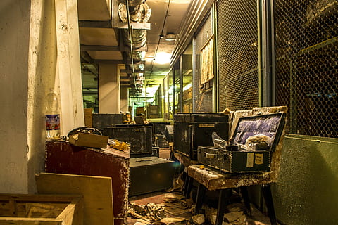 scatole accanto al recinto, bunker, l'abbandonato, scatole, scavando, in casa, nessuno, abbandonato, danneggiato, metallo, obsoleto, architettura, cattiva condizione, industria, struttura costruita, vecchio, macchinario, fabbrica, disordinato, luce del sole, contenitore, declino, deterioramento, giorno, attività commerciale, rovinato, 2K, CC0, dominio pubblico, privo di copyright