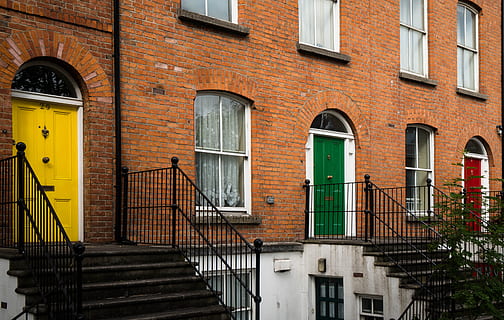 braunes Backsteingebäude, Tür, Haustür, Eingang, Eingabebereich, Hauseingang, Hausfassade, Dublin, Irland, bunt, Gelb, Grün, rot, Treppe, Ausgabe, Holztür, Fassade, Stadt, die Architektur, romantischer hauseingang, städtisch, gebaute Struktur, Gebäudehülle, Gebäude, Fenster, Wohngegend, Geländer, Stufen und Treppen, keine Leute, Tag, Wand, Haus, Schutz, Backstein, draußen, Sicherheit, Wohnung, Reihenhaus, 5K, CC0, gemeinfrei, lizenzfrei