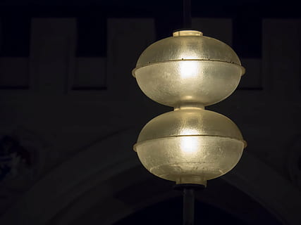 lampe, pendentif, commentaire, lumière, noir, or, ténèbres, fond noir, ampoule, concentrer, lumières, nuit, personne, illuminé, à l'intérieur, fermer, matériel d'éclairage, électricité, embrasé, lumière électrique, pendaison, se concentrer sur le premier plan, objet unique, construction de murs, sphère, lampe électrique, faible angle de vue, éclairage public, 4K, CC0, domaine public, libre de droits