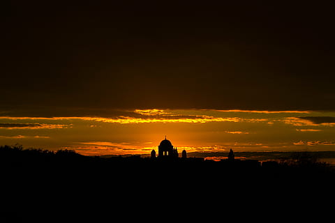 silhuet, struktur, overskyet, himmel, solnedgang, solskin, baggrundsbelysning, skyer, gul, radius, Sky, basilika, Esztergom, silhuetter, arkitektur, religion, bygning udvendig, bygget struktur, tro, sted for tilbedelse, dome, bygning, sky - himmel, spiritualitet, orange farve, rejsemål, natur, scenics - natur, skønhed i naturen, udendørs, kopiere plads, ingen mennesker, 4K, CC0, offentligt domæne, royaltyfrie