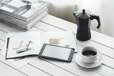 blanc, céramique, tasse à thé, noir, téléphone intelligent, table, La technologie, numérique, tablette, tablette numérique, ordinateur, dispositif, bureau, café, tasse, magazine, les magazines, travail, Espace de travail, portable, Technologie sans fil, tasse à café, la communication, à l'intérieur, personne, boisson, journée, agresser, café - boisson, Nourriture et boisson, nature morte, rafraîchissement, lien, vue grand angle, machine à café, cafetière, vaisselle, 5K, CC0, domaine public, libre de droits