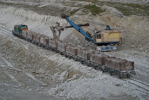 meine Kreide, Bagger, Zug, Wird geladen, Kreide, Lubelskie, Chelsea, Polen, Aussicht, Maschinen, graben, Bergbau, Erdbewegungsmaschine, Industrie, Baugewerbe, Schmutz, Ausrüstung, Steinbruch, Bulldozer, Arbeiten, Mineral, Tag, High Angle View, Natur, draußen, die Architektur, keine Leute, Baumaschine, Transport, Entwicklung, gebaute Struktur, Transportmittel, Baustelle, solide, 4K, CC0, gemeinfrei, lizenzfrei