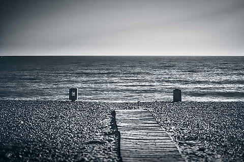 Graustufenfoto, Strand, leeren, einfarbig, Meer, Wasser, Ozean, Natur, Küste, Landschaft, seelandschaft, niemand, Horizont über Wasser, Horizont, Himmel, Land, Szenen - Natur, Ruhe, Schönheit in der Natur, ruhige Szene, Holz - Material, Tag, Seebrücke, keine Leute, draußen, Richtung, klarer Himmel, Buhne, 5K, CC0, gemeinfrei, lizenzfrei
