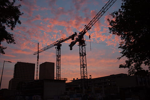 tramonto, nuvole, ovest, sole, cielo, rosso, città, colori, l'ascensore, costruzione, edifici, notte, silhouette, architettura, nuvola - cielo, struttura costruita, macchinario, esterno dell'edificio, gru - macchine edili, industria di costruzioni, sito di costruzione, sviluppo, natura, industria, nessuno, albero, Inquadratura dal basso, all'aperto, attrezzatura da costruzione, 4K, CC0, dominio pubblico, privo di copyright