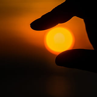 auringonlasku, aurinko, käsi, oranssi, punamusta, ihmisen käsi, ihmiskehon osa, siluetti, oranssi väri, taivas, ruumiin osa, sormi, ihmisen sormi, yksi henkilö, optinen illuusio, luonto, kauneus luonnossa, tunnistamaton henkilö, tilalla, maisemat - luonto, oikeita ihmisiä, 5K, CC0, public domain, rojaltivapaa