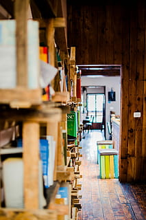 flach, fokus fotografie, zwei, mehrfarbig, Stühle, flacher Fokus, Fotografie, drinnen, Holz - Material, Tabelle, Geschäft, Industrie, Werkstatt, Warenhaus, Maschinen, Distributionslager, die Architektur, Gebäude, gebaute Struktur, Wohnraum, keine Leute, selektiver Fokus, Eingang, Abwesenheit, Tür, Fabrik, große gruppe von gegenständen, Tag, Holz, 4K, CC0, gemeinfrei, lizenzfrei