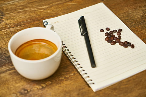cafè, cafeïna, nucli, llavor, bonic, deliciós, perfumat, fons, macro, menjar, cappuccino, fotografia, begudes, al matí, foto, foto de menjar, despertar, bon dia, espresso, cafeteria, marró, nutrició, cuina, taula, latte, restaurant, primer pla, beure, tassa, tassa de cafè, esmorzar, fusta, vidre, foto del producte, calenta, detall, quadern, treballar, el treball, escriure, estil de vida saludable, ningú, alimentació saludable, bolígraf, negre, salut, fresc, saludable, dieta, textura, horitzontal, menjar saludable, menjar i beguda, a l'interior, natura morta, cafè - beguda, refresc, material de fusta, cap gent, vista d’angle alt, frescor, quadern d’espiral, paper, bloc de notes, vaixella, begudes sense alcohol, 5K, CC0, domini públic, lliure de regalies