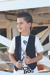 garçon, permanent, de face, bâtiment, enfant, heureux, famille, mignonne, peu, souriant, la personne, sourire, les enfants, été, portrait, de plein air, modèle, la modélisation, mode de vie, visage, impressionnant, adorable, charmant, cheveux, en portant, vue de face, une personne, journée, personnes, en plein air, lumière du soleil, un seul garçon, garçons, enfance, Vrais gens, mâles, Activité de loisir, se concentrer sur le premier plan, la taille, Hommes, modes de vie, Vêtements décontractés, architecture, innocence, 4K, CC0, domaine public, libre de droits