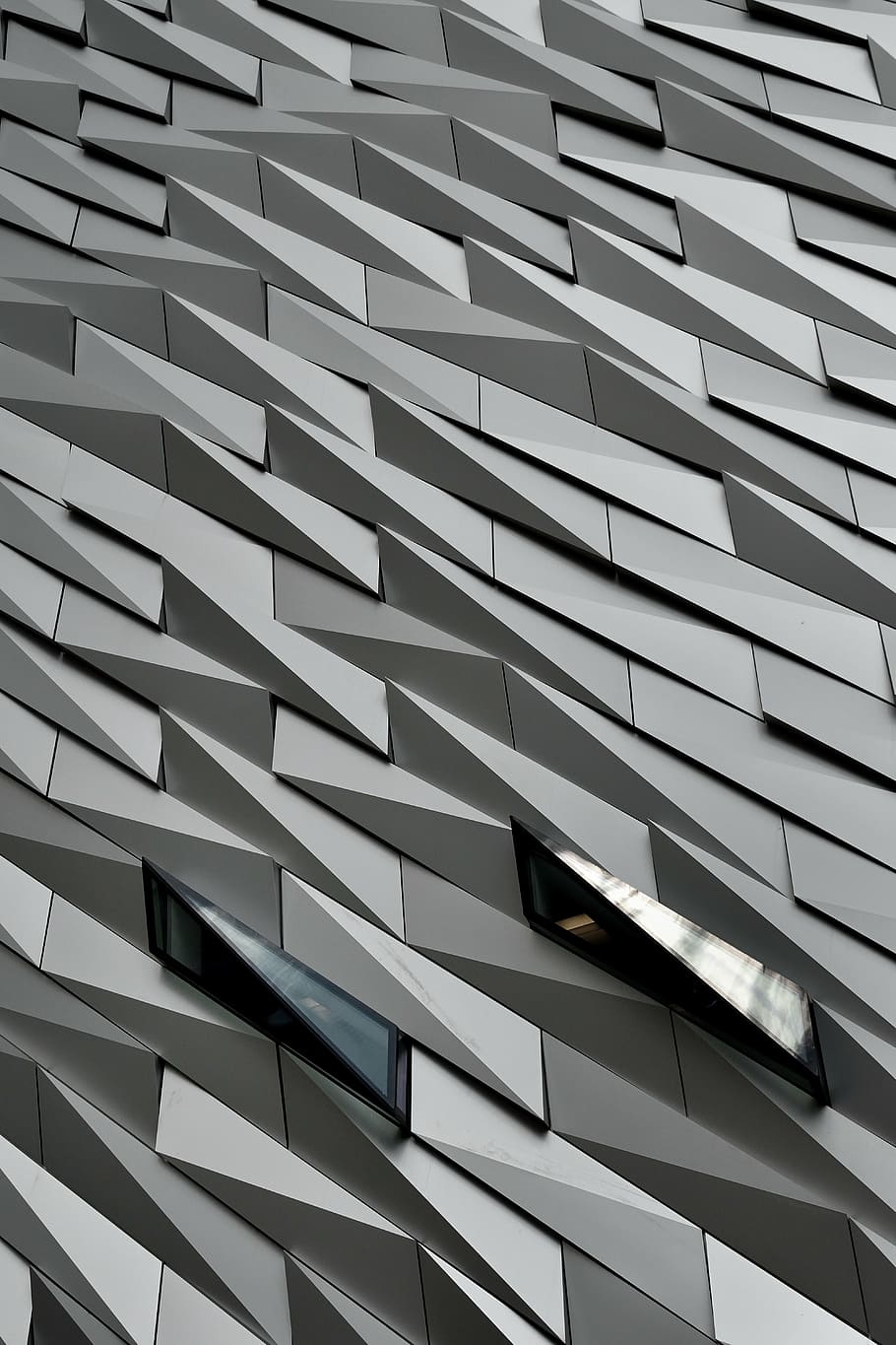 textura, paret, la finestra, model, en fila, arquitectura, edifici residencial, finestra, estructura construïda, habitació domèstica, apartament, ciutat, gratacels, cap gent, exterior de l'edifici, vista d’angle baix, edifici, patró, marc complet, fons, dia, repetició, vidre - material, a l'aire lliure, modern, barri residencial, forma geomètrica, llum solar, exterior d’edifici d’oficines, 5K