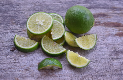limón, rebanada, Fruta, Fresco, sano, do, limonada, vitamina, comida y bebida, comida, alimentación saludable, frescura, Fruta cítrica, bienestar, Lima, sección transversal, nadie, color verde, naturaleza muerta, de cerca, mesa, adentro, reducido a la mitad, material de madera, vista de alto ángulo, sabor agrio, 4K, CC0, dominio público, libre de derechos