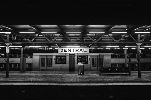 arkitektonisk, fotografering, sentral, stasjon, sentralbanestasjon, sentral busstasjon, togstasjon, plattform, tog, svart og hvit, transport, T-banestasjon, jernbanestasjon plattform, jernbanespor, natt, offentlig transport, tog - kjøretøy, jernbane transport, tekst, innendørs, belyst, transportmiddel, kommunikasjon, vestlig skript, skilt, arkitektur, undergrunnsbanen, ingen folk, informasjon, reise, bygget struktur, arkitektonisk kolonne, tak, 4K, CC0, offentlig domene, opphavsrett gratis