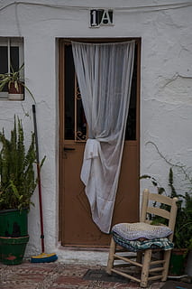 porta, rustico, vecchia casa, Casa, vecchio, ferro, sedia, tenda, località turistica, lusso, giorno, architettura, struttura costruita, posto a sedere, costruzione, esterno dell'edificio, tessile, nessuno, Entrata, sospeso, finestra, pianta, pianta in vaso, capi di abbigliamento, essiccazione, Colore bianco, all'aperto, 4K, CC0, dominio pubblico, privo di copyright