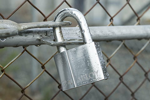 vergrendelde hangslot, slot, op slot, hangslot, Gesloten, hek, ijzer, staal, metaal, chainlink omheining, veiligheid, barrière, focus op de voorgrond, grens, bescherming, dag, geen mensen, detailopname, buitenshuis, draad, natuur, winter, water, patroon, ijzer - metaal, zilverkleurig, 5K, CC0, publiek domein, royaltyvrij