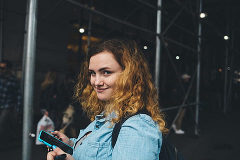 donna, detenzione, nero, smartphone, grigio, cornice metallica, giorno, sorridente, indossare, blu, abbottonatura di chambray, collared, camicia, tunnel di ponteggi, all'aperto, ritratto, donne, femmine, persone, giovane adulto, una persona, etnia caucasica, adulto, allegro, giovani donne, stili di vita, in casa, felicità, bellezza, bellissimo, solo adulti, capelli, capelli lunghi, acconciatura, tecnologia, tecnologia wireless, comunicazione, abbigliamento casual, connessione, colpo alla testa, bella donna, 4K, CC0, dominio pubblico, privo di copyright