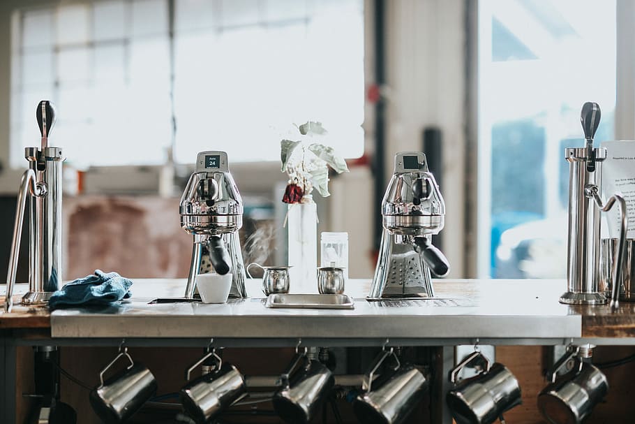 Due, inossidabile, macchine per caffè espresso in acciaio, grigio, caffettiere, tavolo, macchina, spremiagrumi, caffè, bar, caffetteria, nessuno, in casa, natura morta, giorno, vetro - materiale, finestra, contenitore, messa a fuoco selettiva, concentrarsi sulle conoscenze acquisite, attrezzature domestiche, trasparente, grande gruppo di oggetti, assenza, scienza, preparazione, attività commerciale, laboratorio, natura, 5K