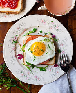 vän ägg, bröd, vit, keramisk, tallrik, bredvid, rostfri, stålgaffel, frukost, utsökt, ägg, mat, matplätering, gaffel, sylt, måltid, plattor, smörgåsar, tekopp, tomat, grönsaker, mat och dryck, klar att äta, äta nyttigt, tabell, friskhet, äta redskap, stekt ägg, köksredskap, inomhus, stekt, välbefinnande, direkt ovanför, fortfarande liv, soliga sidan upp, äggula, inget folk, bordkniv, glas, frestelse, 4K, CC0, offentligt domän, royaltyfria