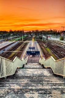 Polen, Zug Hof, Schritte, Plattformen, Reise, Transport, Sonnenuntergang, Dämmerung, draußen, Eisenbahn, Schiene, Spuren, Himmel, orange Farbe, Richtung, Natur, die Architektur, keine Leute, abnehmende Perspektive, gebaute Struktur, wolke - himmel, der Weg nach vorn, Verbindung, High Angle View, Straße, Geländer, Schienenverkehr, Gebäudehülle, Stadt, 1080P, CC0, gemeinfrei, lizenzfrei