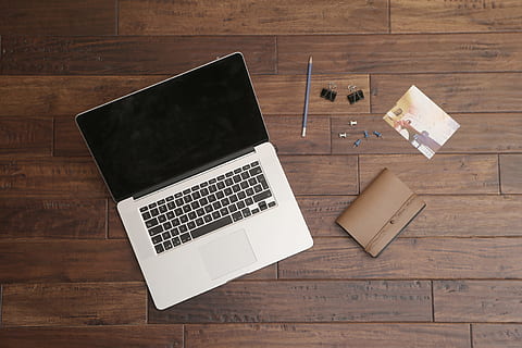 Schuss, Laptop, Overhead, Technologie, Computer, Büro, Geschäft, Tabelle, Schreibtisch, Holz - Material, keine Leute, Internet, fotografieren, altmodisch, Erinnerung, Tagebuch, leer, drinnen, kabellose Technologie, Kommunikation, Verbindung, Mobiltelefon, High Angle View, tragbares Informationsgerät, Papier-, Smartphone, Möbel, Kreativität, Notizblock, Botschaft, 4K, CC0, gemeinfrei, lizenzfrei