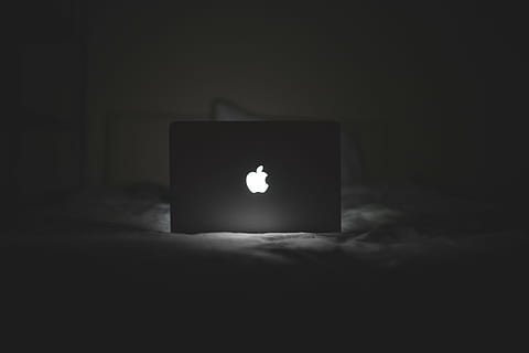 Bett, Computer, spät, MacBook, Nacht-, Notizbuch, Arbeiten, Schreiben, beleuchtet, dunkel, drinnen, Kerze, keine Leute, kopieren sie platz, Wohnraum, Lichtanlage, schwarzer Hintergrund, Studioaufnahme, glühend, Verbrennung, Licht - natürliches Phänomen, einzelnes Objekt, Vorderansicht, Kunst, Kultur und Unterhaltung, Feuer, zwei Objekte, Dunkelkammer, elektrische Lampe, 5K, CC0, gemeinfrei, lizenzfrei