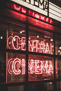 rot, LED, Lichtzeichen, singane, ], zentral, Kino, Neonlicht, Nacht-, Zeichen, beleuchtet, Nachtleben, Lichtanlage, Text, Neon-, Kommunikation, keine Leute, westliche Schrift, glühend, Information, Hinweisschild, Glas - Material, die Architektur, Fenster, Geschäft, Restaurant, transparent, Zeichen zu öffnen, Botschaft, 5K, CC0, gemeinfrei, lizenzfrei