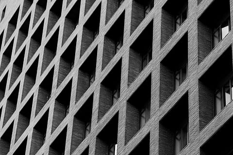 gris, negre, concret, edifici de diversos pisos, estructura, edifici, arquitectura, finestres, maons, textura, paralela, línia, forma, patró, fons, marc complet, cap gent, estructura construïda, primer pla, repetició, metall, a l'aire lliure, dia, Criss cross, quadrícula, disseny, vista d’angle baix, exterior de l'edifici, indústria, industria de la construcció, enfocament selectiu, acer, 2K, CC0, domini públic, lliure de regalies