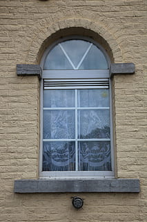 finestra, tendaggio, giallo, struttura costruita, architettura, esterno dell'edificio, costruzione, giorno, caratteristica della parete, nessuno, arco, vetro - materiale, Inquadratura dal basso, parete, Casa, all'aperto, chiuso, sicurezza, blu, legno - materiale, forma, telaio della finestra, ornato, 5K, CC0, dominio pubblico, privo di copyright
