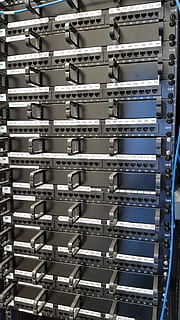 data, kommunikation, kuggstång, teknologi, data, kommunikation, internet, förbindelse, nätverk, information, digital, ansluta, systemet, server, förvaltning, industri, full ram, silverfärgad, bakgrunder, rörrör, maskineri, metall, inget folk, på rad, arkitektur, dag, fabrik, Utrustning, man gjort, mönster, styrka, företag, människobeslag, stor grupp av objekt, utomhus, nätverksserver, 5K, CC0, offentligt domän, royaltyfria