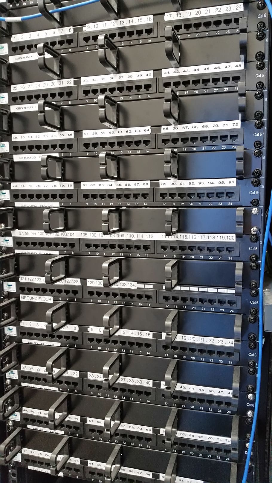 Datenkommunikation, Gestell, Technologie, Daten, Kommunikation, Internet, Verbindung, Netzwerk, Information, Digital, verbinden, System, Server, Verwaltung, Vernetzung, Industrie, Vollbild, silberfarben, Hintergründe, Rohr - Rohr, Maschinen, Metall, keine Leute, in einer Reihe, die Architektur, Tag, Fabrik, Ausrüstung, Mann gemacht, Muster, Stärke, Geschäft, Menschen gemacht Objekt, große gruppe von gegenständen, draußen, Netzwerkserver, 5K