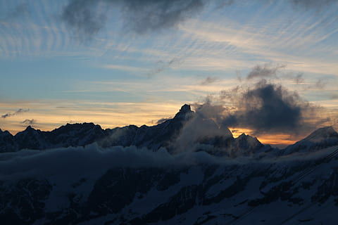 hvid, skyer, bjerg, gylden, timevisning, landskabsfoto, bjerge, solnedgang, Sky, himmel, blå, skønhed i naturen, scenics - natur, sky - himmel, rolig scene, ro, miljø, ikke-urbane scene, vinter, kold temperatur, natur, landskab, ingen mennesker, sne, idyllisk, bjergkæde, udendørs, bjergtop, snedækket bjerg, 5K, CC0, offentligt domæne, royaltyfrie
