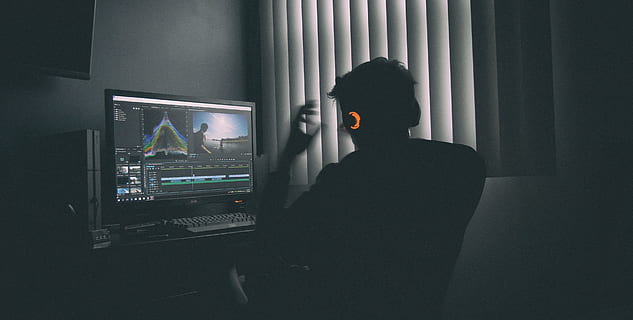 overfladisk, fokus fotografering, mand notering, musik, foran, computer, person, sidder, stol, leder, overvåge, ved siden af, vindue, vinduesgardiner, dagtimerne, mand, gaming, computer skærm, teknologi, adobe, premiere pro, mennesker, indendørs, herrer, en person, voksen, forbrydelse, kaukasisk etnicitet, computerskærm, våben, computerudstyr, forretning, Kvinder, meddelelse, skærm, forbindelse, bagfra, forretningsmand, bruger computer, beskæftigelse, arbejder, kontor, 4K, CC0, offentligt domæne, royaltyfrie
