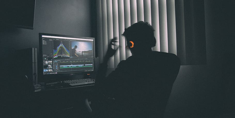 poc profund, focalitzar la fotografia, llistat d’home, música, frontal, ordinador, persona, assegut, cadira, mirant, monitor, al costat, finestra, persianes de finestres, durant el dia, home, jocs, Pantalla d'ordinador, tecnologia, Adobe, estrena professional, gent, a l'interior, homes, una persona, adult, crim, ètnia caucàsica, monitor d’ordinador, arma, equips informàtics, negocis, dones, comunicació, pantalla, connexió, vista del darrere, persona de negocis, utilitzant l’ordinador, ocupació, treball, oficina, 4K