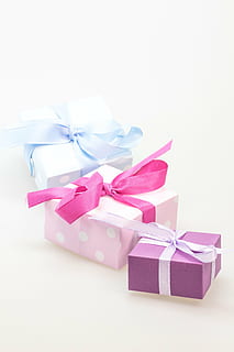 üç, çeşitli renk hediye kutuları, hediye, yapılmış, sürpriz, döngü, Noel, Festival, Noel dekorasyonu, paketleme, selamlar, Noel alışverişi, doğum günü, paket, mutlu Noeller, gelişi, tüketmek, vermek, dekorasyon, Hediyeler, paketlenmiş, hediye paketleme, kurdele - dikiş kalemi, kutlama, bağlı yay, kutu - konteyner, örtülü, doğumgünü hediyesi, ambalaj kağıdı, Beyaz arkaplan, kurdele, natürmort, stüdyo çekimi, içeriye, yay, kapatmak, hediye kutusu, Kutu, kâğıt, insansız, pembe renk, konteyner, mor, 4K