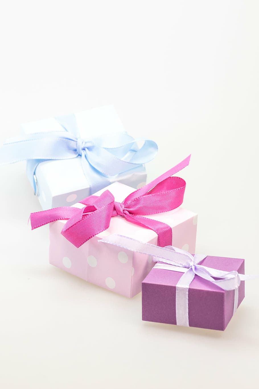 üç, çeşitli renk hediye kutuları, hediye, yapılmış, sürpriz, döngü, Noel, Festival, Noel dekorasyonu, paketleme, selamlar, Noel alışverişi, doğum günü, paket, mutlu Noeller, gelişi, tüketmek, vermek, dekorasyon, Hediyeler, paketlenmiş, hediye paketleme, kurdele - dikiş kalemi, kutlama, bağlı yay, kutu - konteyner, örtülü, doğumgünü hediyesi, ambalaj kağıdı, Beyaz arkaplan, kurdele, natürmort, stüdyo çekimi, içeriye, yay, kapatmak, hediye kutusu, Kutu, kâğıt, insansız, pembe renk, konteyner, mor, 4K