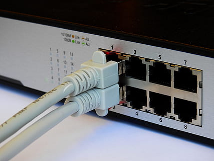 Nahaufnahmefoto, schwarz, Modem Router, Schalter, Netzwerk, Datenverarbeitung, es, Ethernet, Verbindung, Daten, Patch-Kabel, lan, Internet, Verteiler, Technologie, Netzwerkkabel, Netzwerktechnologie, Elektronik, Hardware-, Komponente, Computer, Server, Netzwerkanschlussstecker, Router, Kommunikation, Computernetzwerk, Modem, Knoten, Kabel, globale Kommunikation, Computerkabel, Ausrüstung, Nahansicht, Netzwerkserver, drinnen, keine Leute, Elektrizität, kabellose Technologie, Steuerung, weiße Farbe, Stillleben, elektrische Ausrüstung, Netzteil, 4K