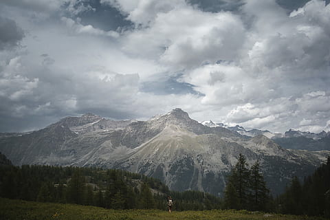 Munte, alb, nori, gri, munţi, copaci, cer, pădure, nor, noros, furtună, lumina soarelui, umbră, albastru, sălbatic, explora, Italia, lac, copac, femeie, fată, drumeții, în aer liber, aventură, orizont, scenice - natura, nor - cer, mediu inconjurator, frumusețe în natură, de munte, peisaj, natură, plantă, zi, teren, o scenă liniștită, nici o persoana, liniște, scenă non-urbană, zăpadă, varf de munte, un munte acoperit de zăpadă, 5K, CC0, domeniu public, fără drepturi de autor